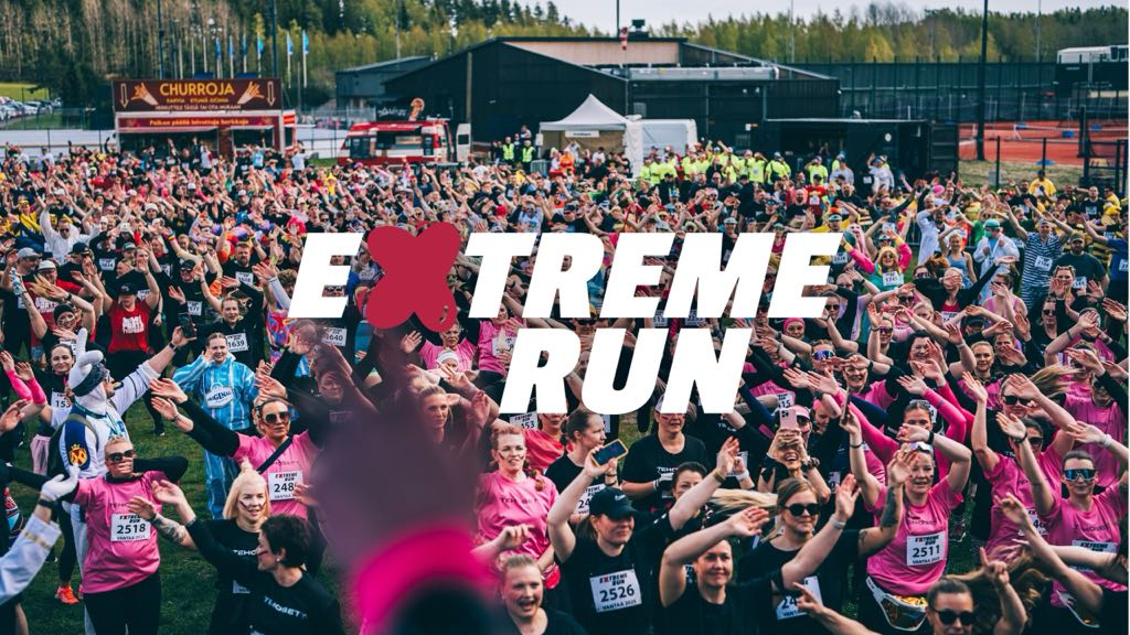 Extremerunin osallistujat juhlivat yhdessä kädet ilmassa